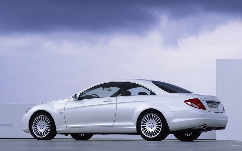 white mercedes-benz cl500
