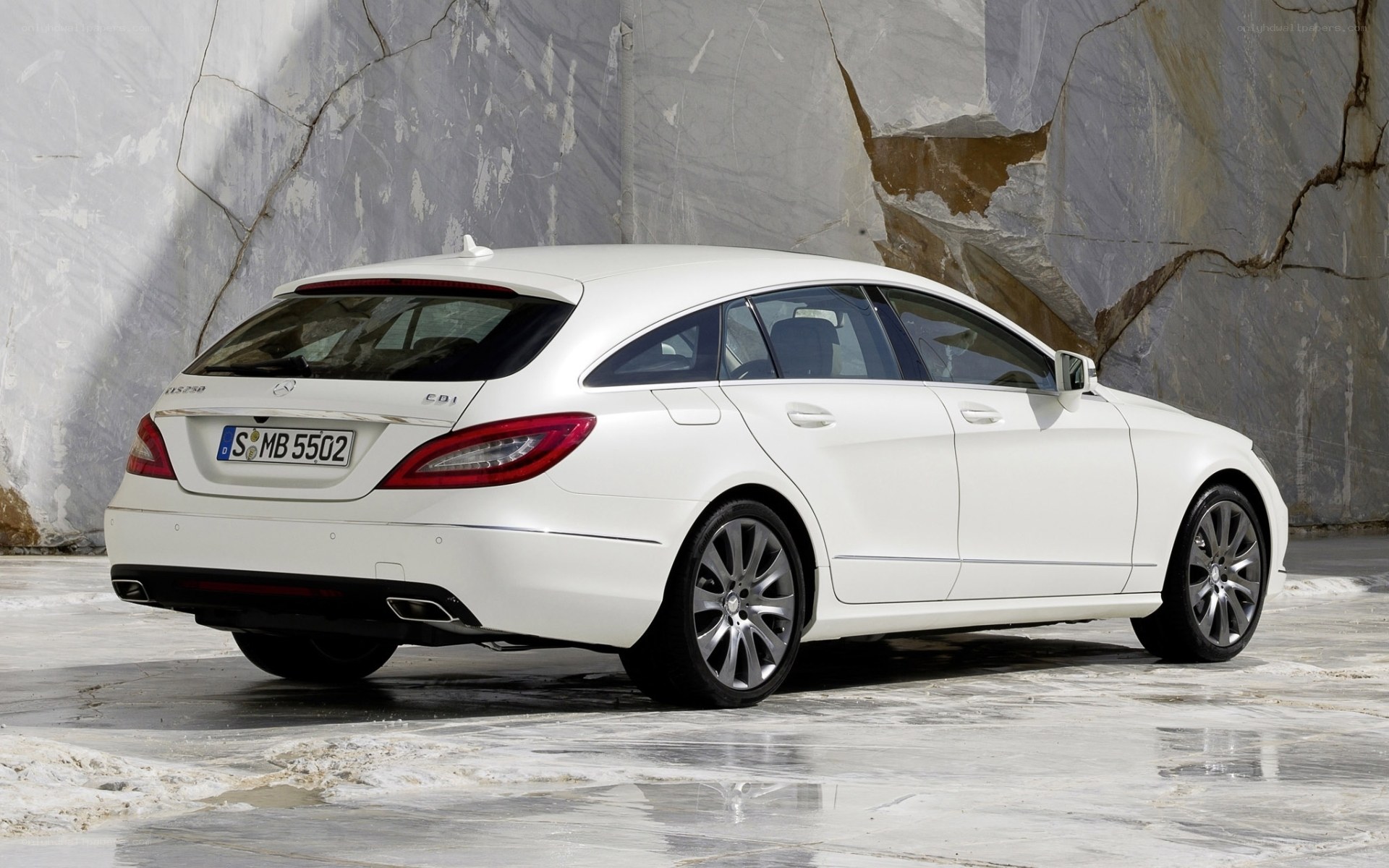 white mercedes-benz cls station wagon