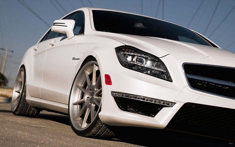 white mercedes-benz cls63 amg