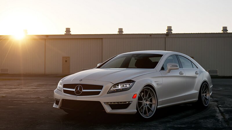white mercedes-benz cls63 amg