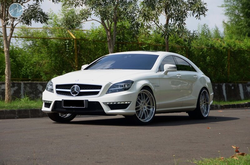 white mercedes-benz cls63 amg