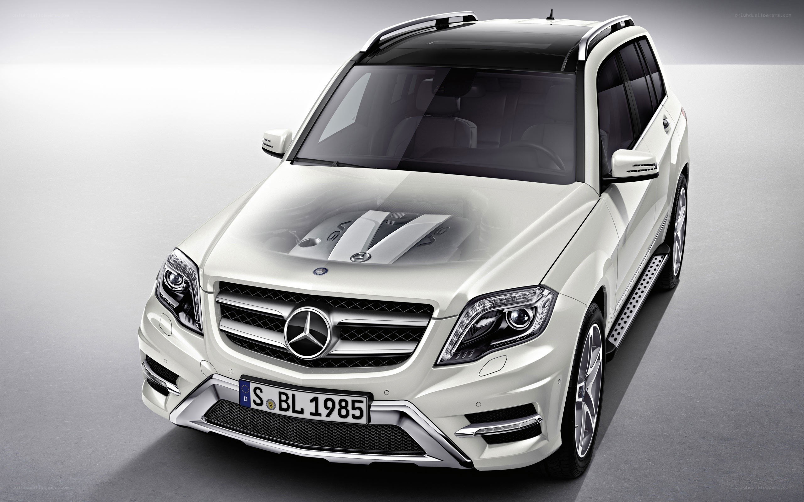white mercedes-benz glk