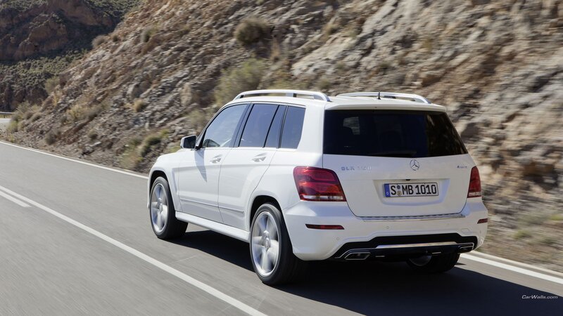 White Mercedes-Benz GLK — Dynamic