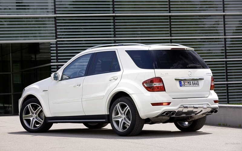 white mercedes-benz ml63 amg