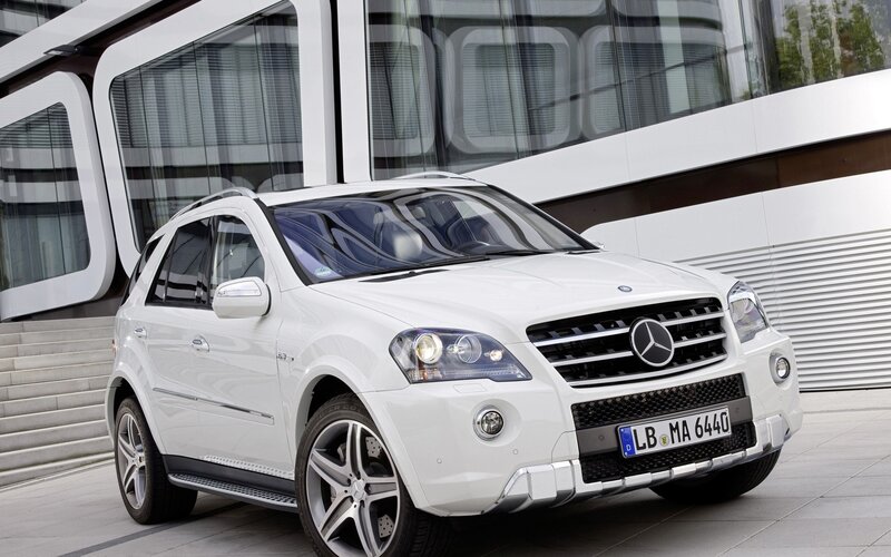 White Mercedes-Benz ML63 AMG