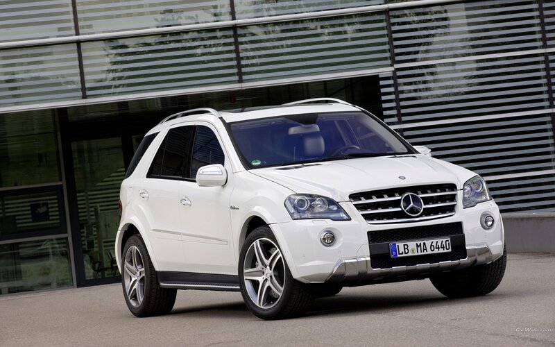 white mercedes-benz ml63 amg