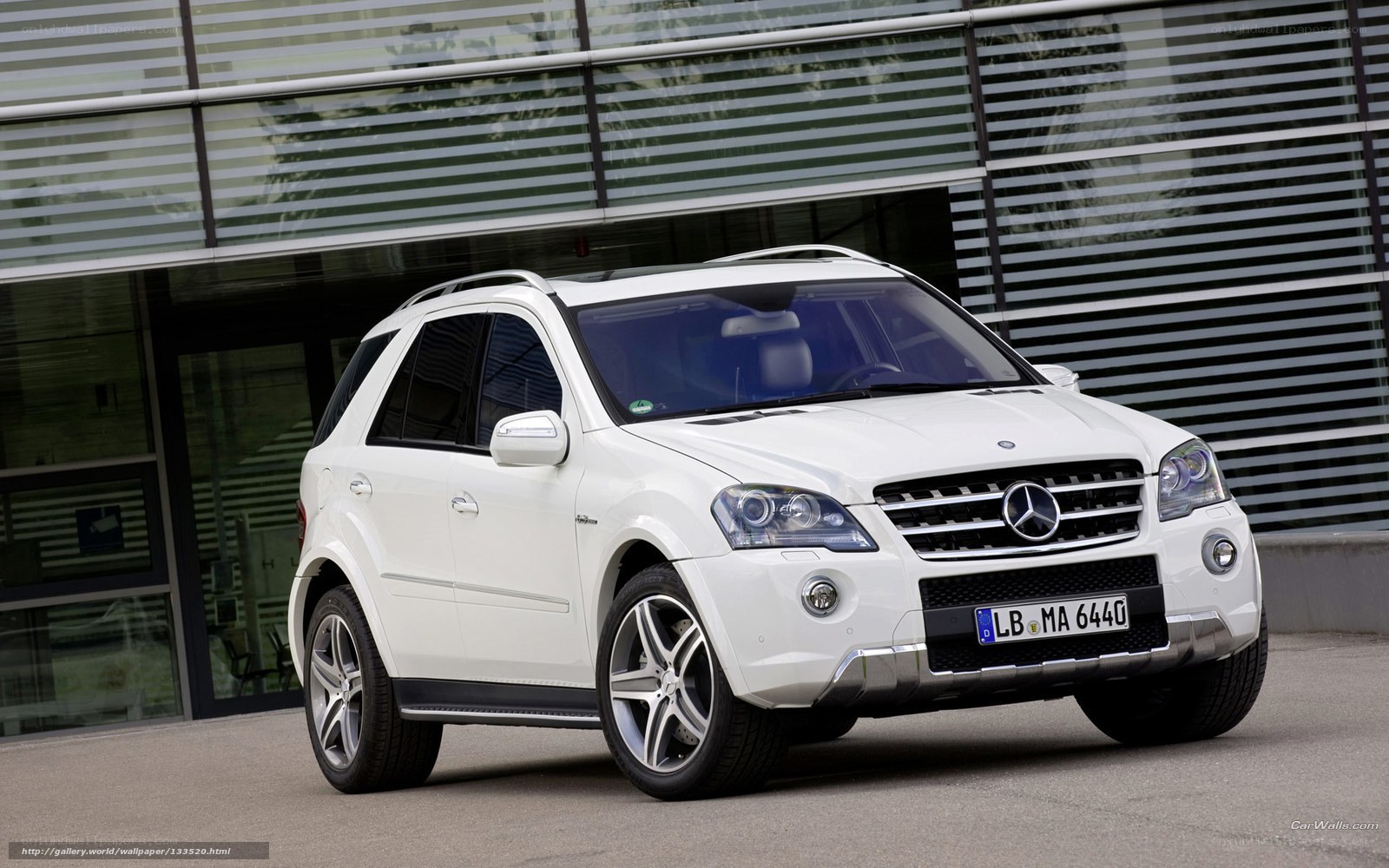 white mercedes-benz ml63 amg