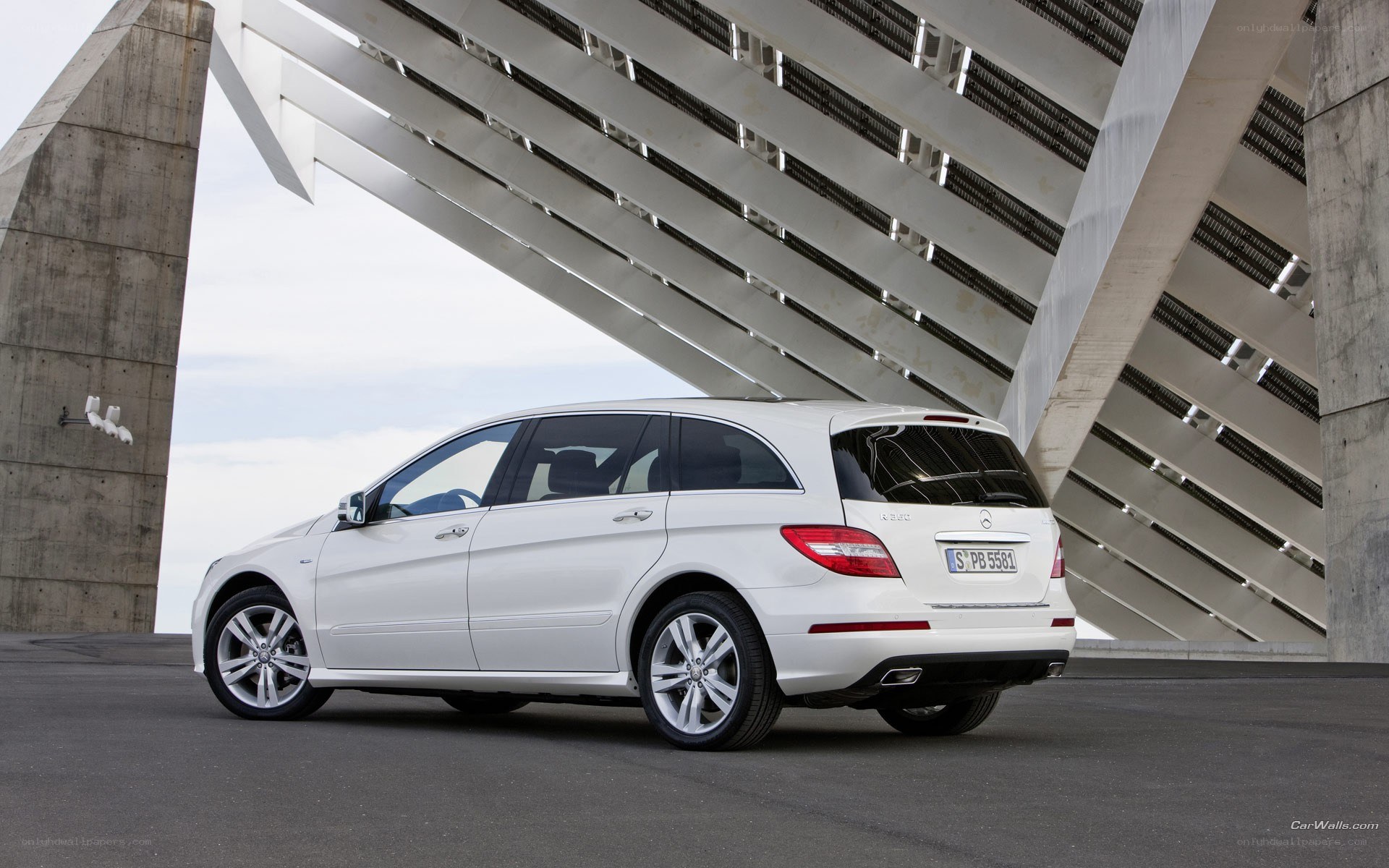 White Mercedes-Benz R-Class