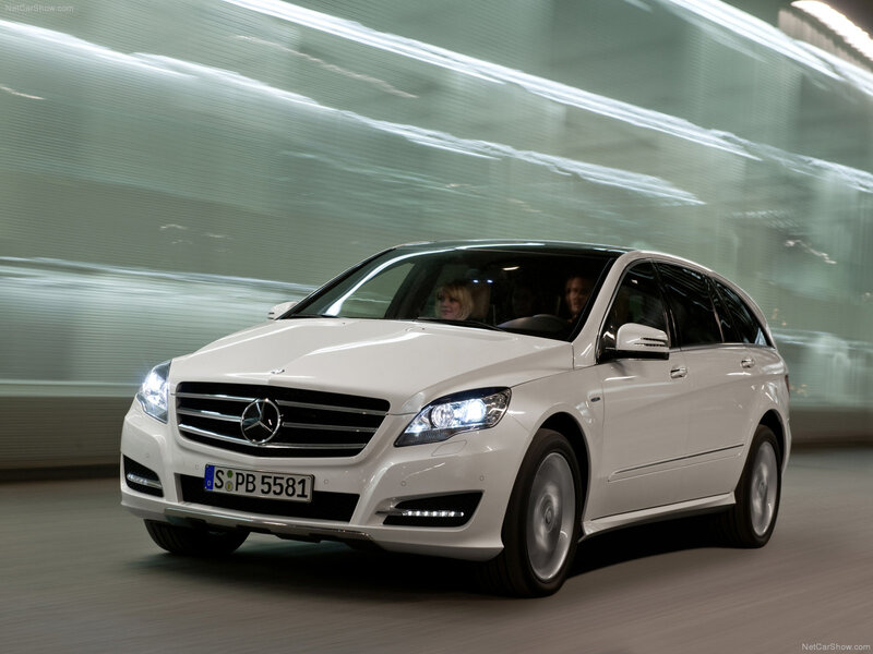 White Mercedes-benz R-class — Dynamic