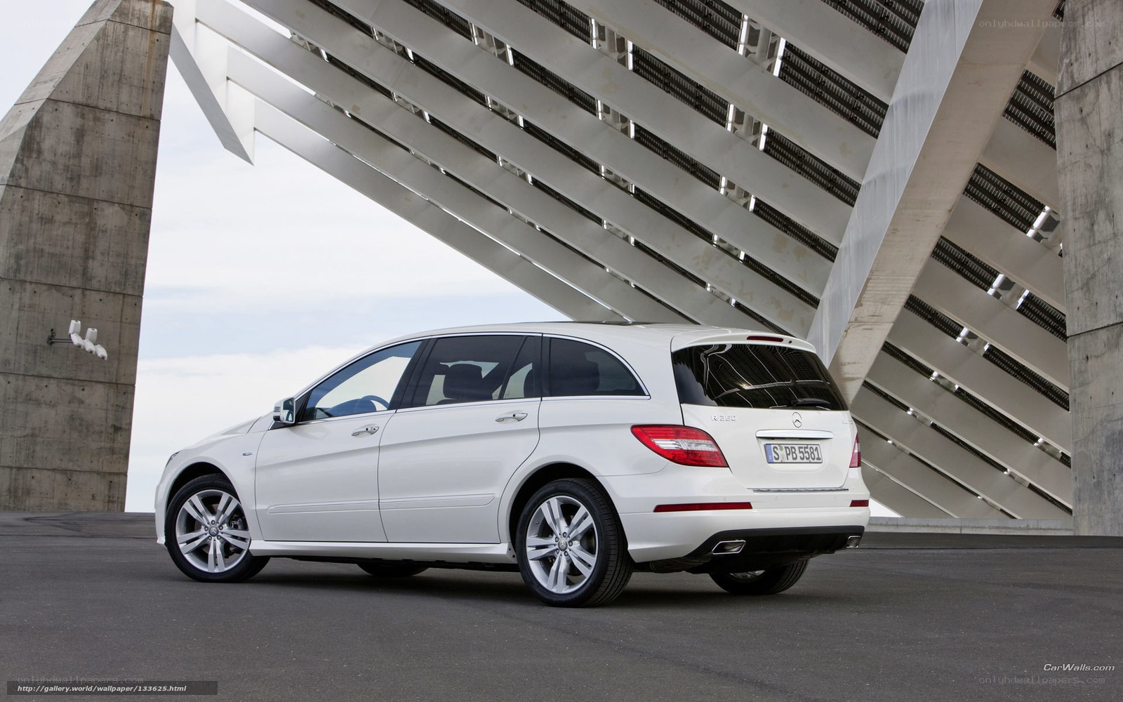 White Mercedes-Benz R-Class