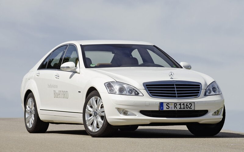White Mercedes-Benz S-Class BlueHybrid
