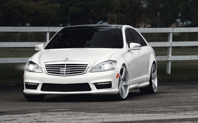 white mercedes-benz s550 sedan