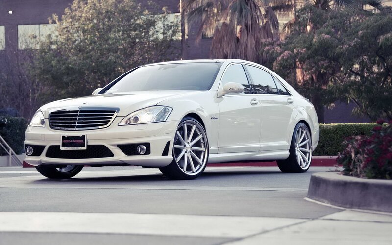 White Mercedes-Benz S63 AMG