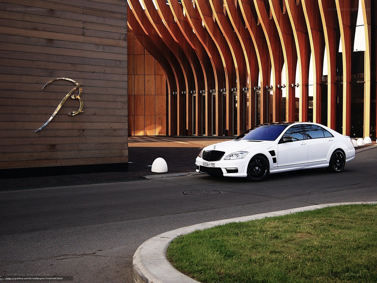 White Mercedes-Benz S63 AMG
