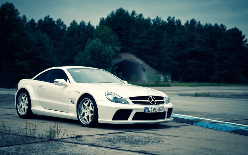White Mercedes-Benz SLR McLaren