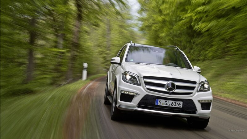 White Mercedes Suv — Dynamic