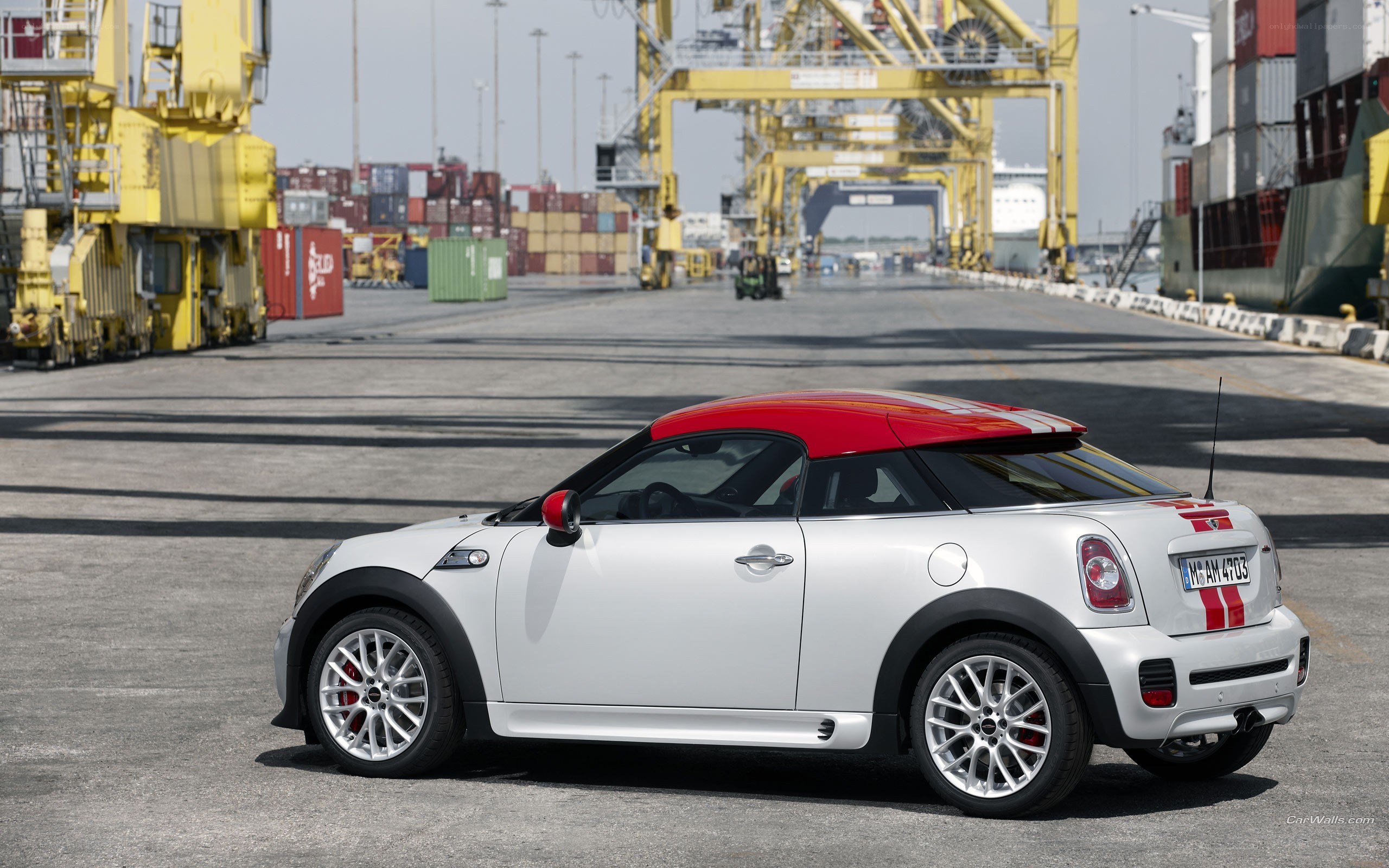 white mini cooper with red roof