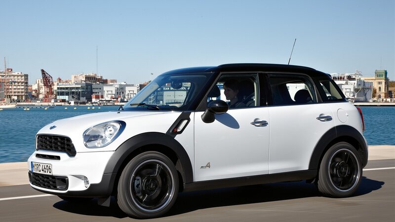White MINI Countryman by the harbor