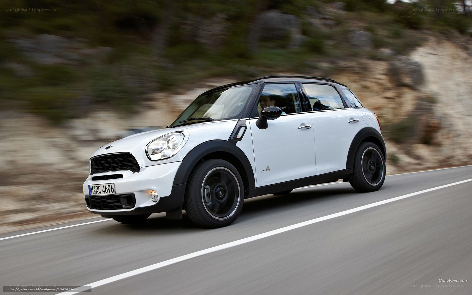 white mini countryman in motion