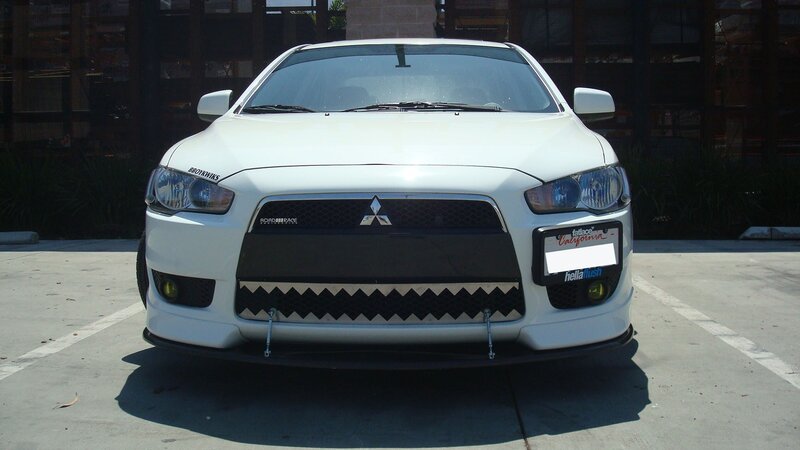 white mitsubishi lancer