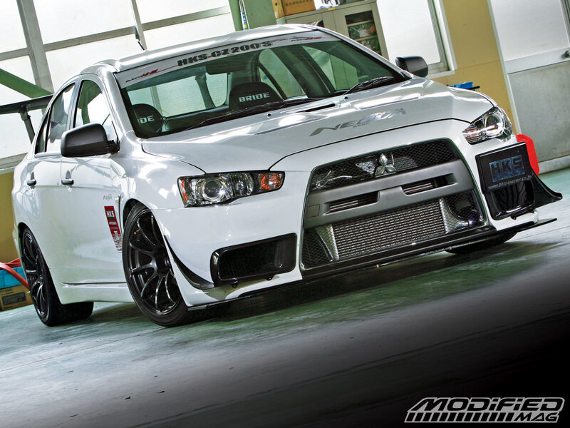 white mitsubishi lancer evo