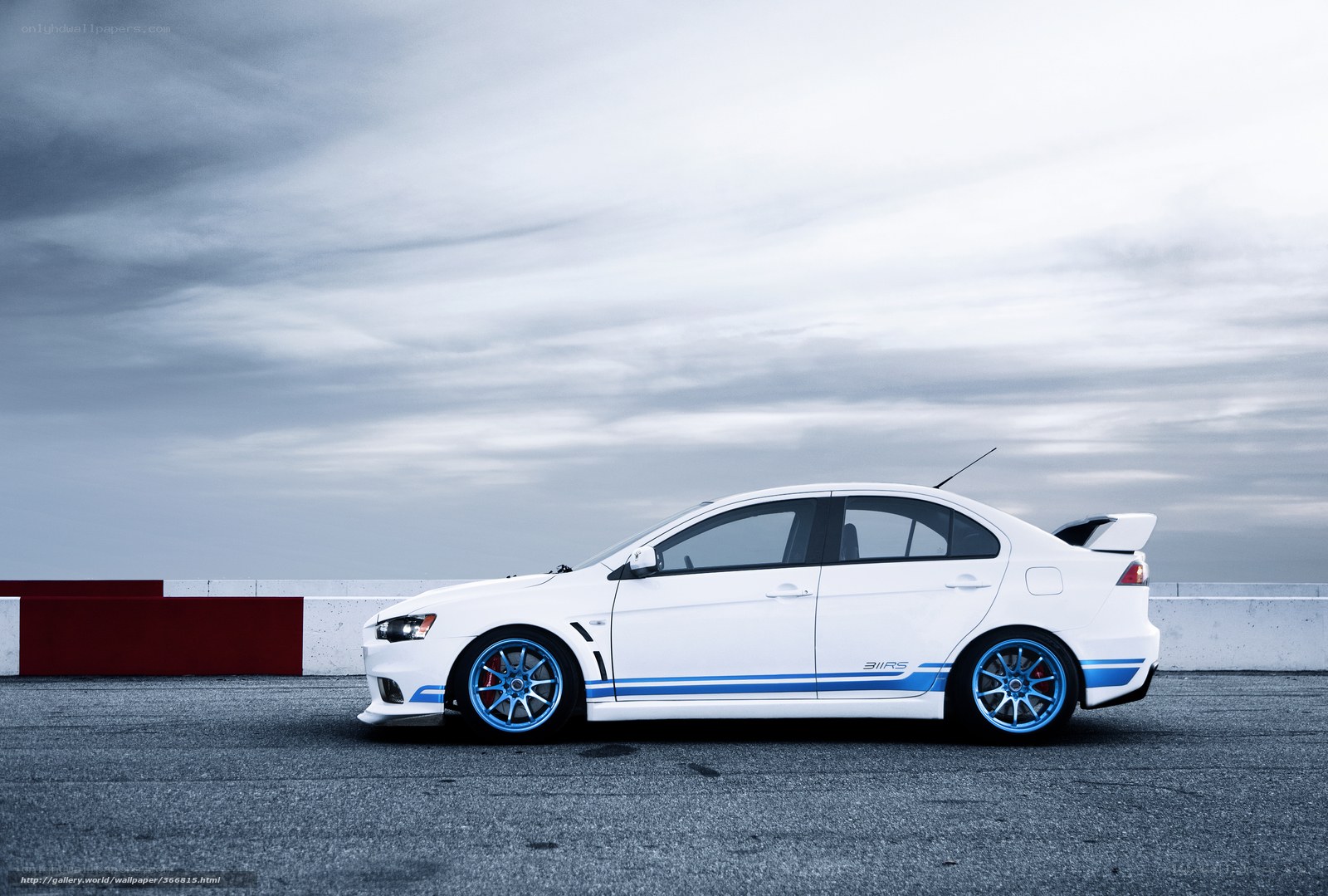 white mitsubishi lancer evo