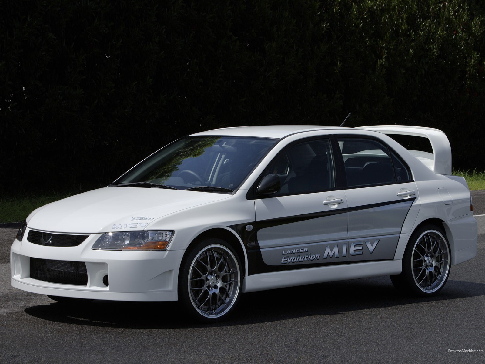 White Mitsubishi Lancer Evolution