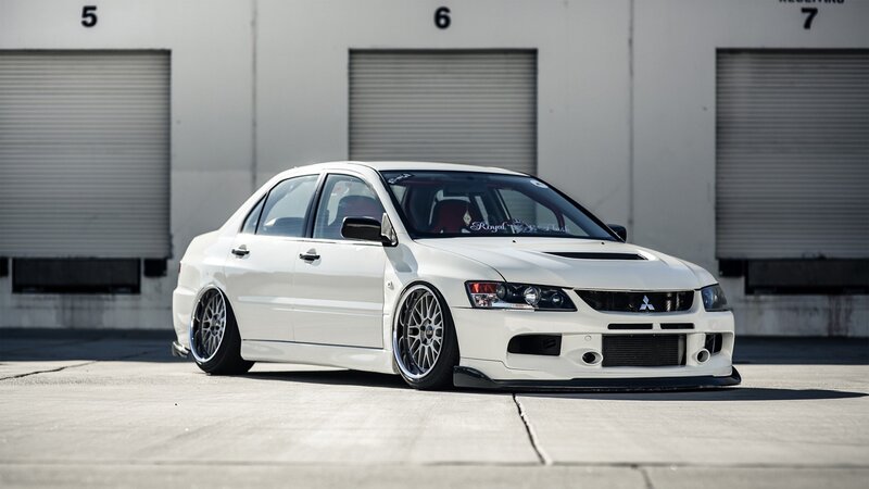 white mitsubishi lancer evolution