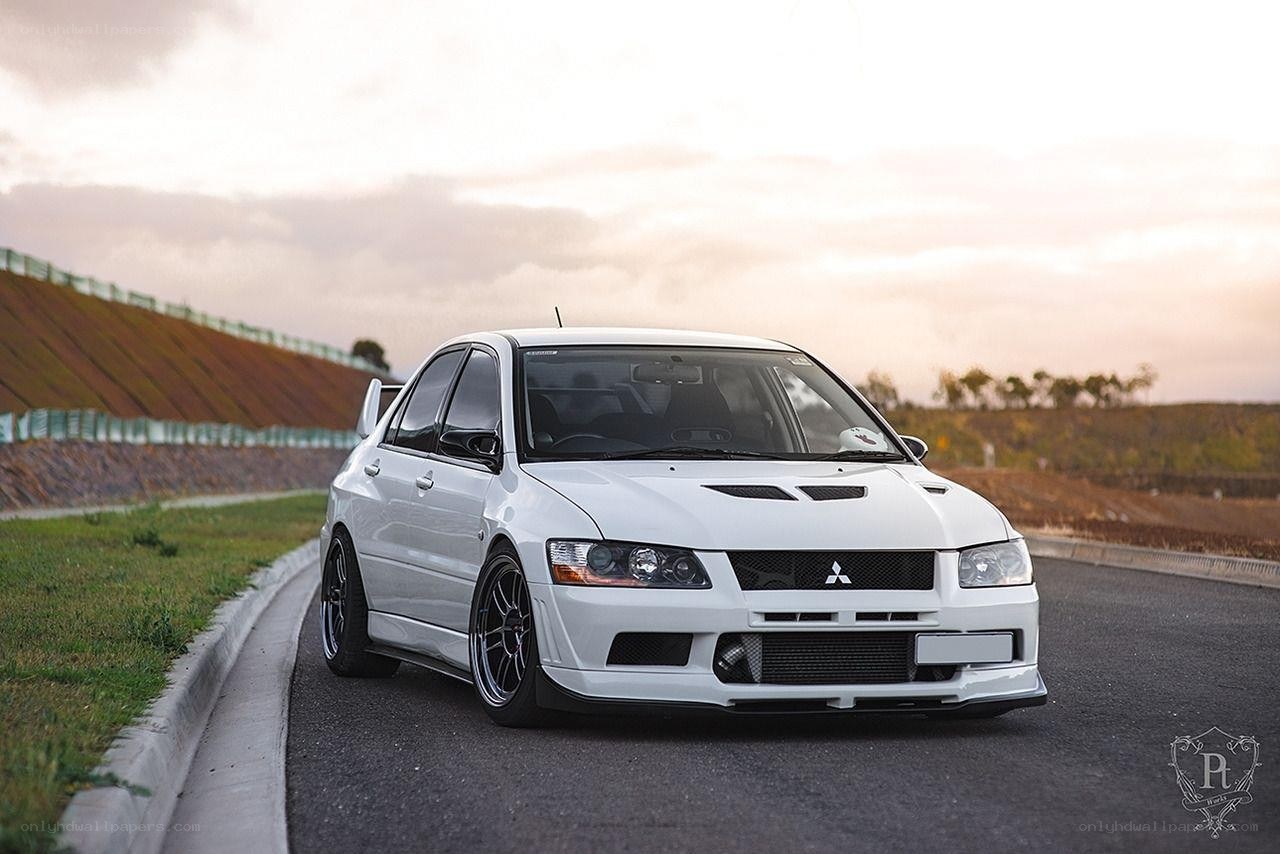 white mitsubishi lancer evolution