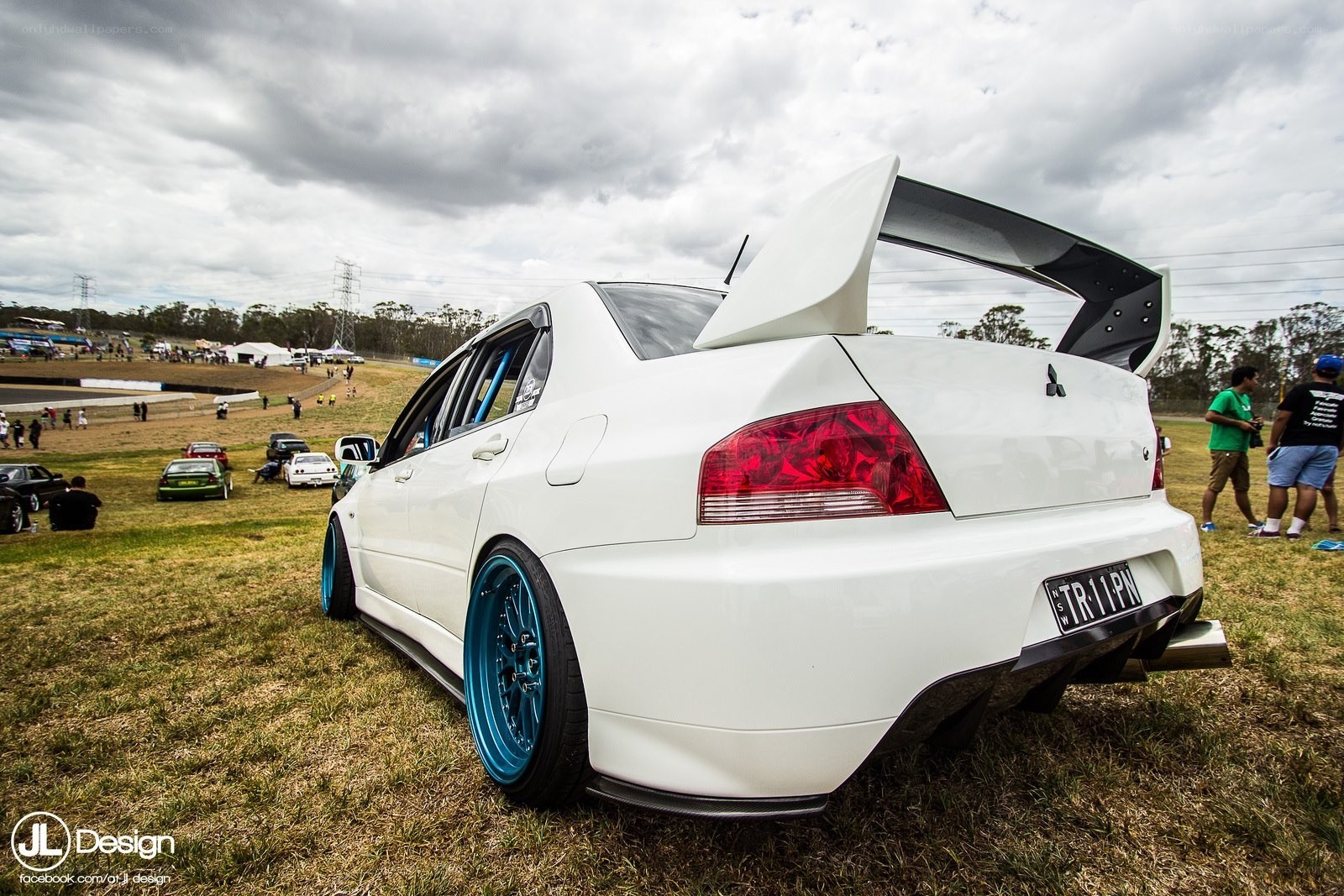 white mitsubishi lancer evolution