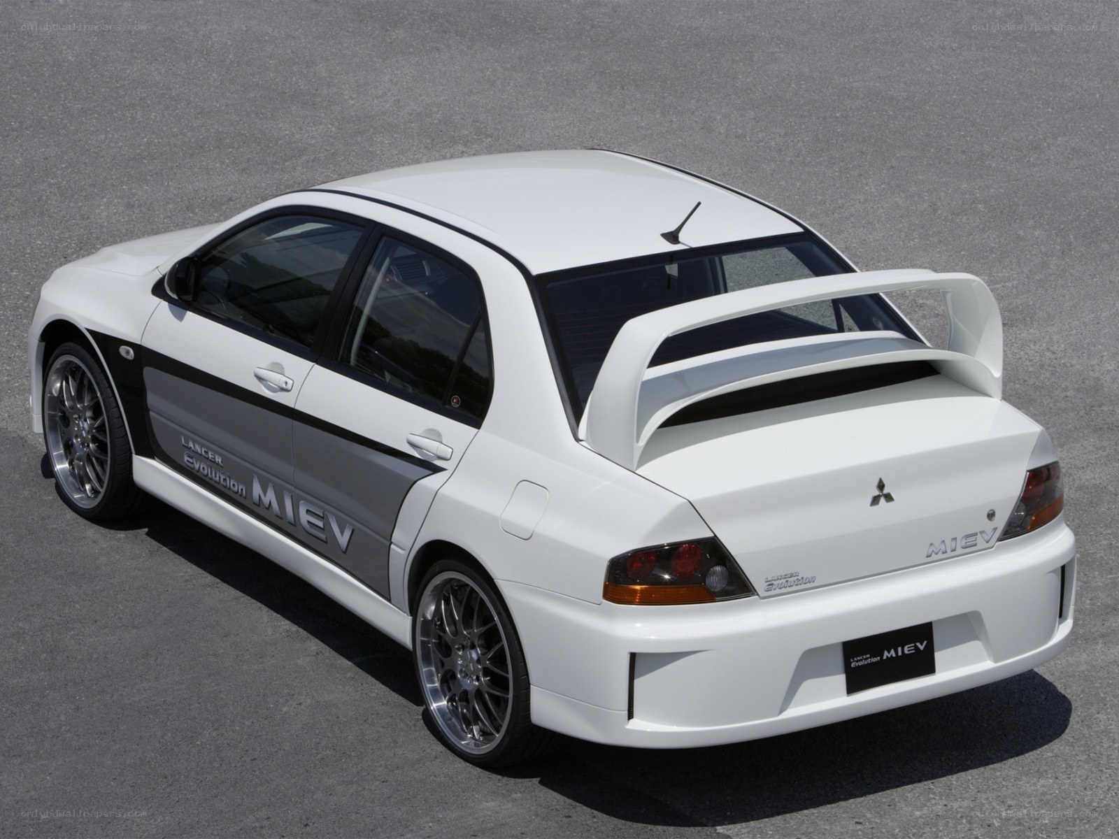 white mitsubishi lancer evolution