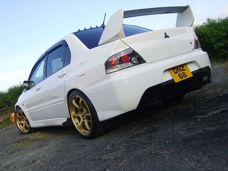 white mitsubishi lancer evolution