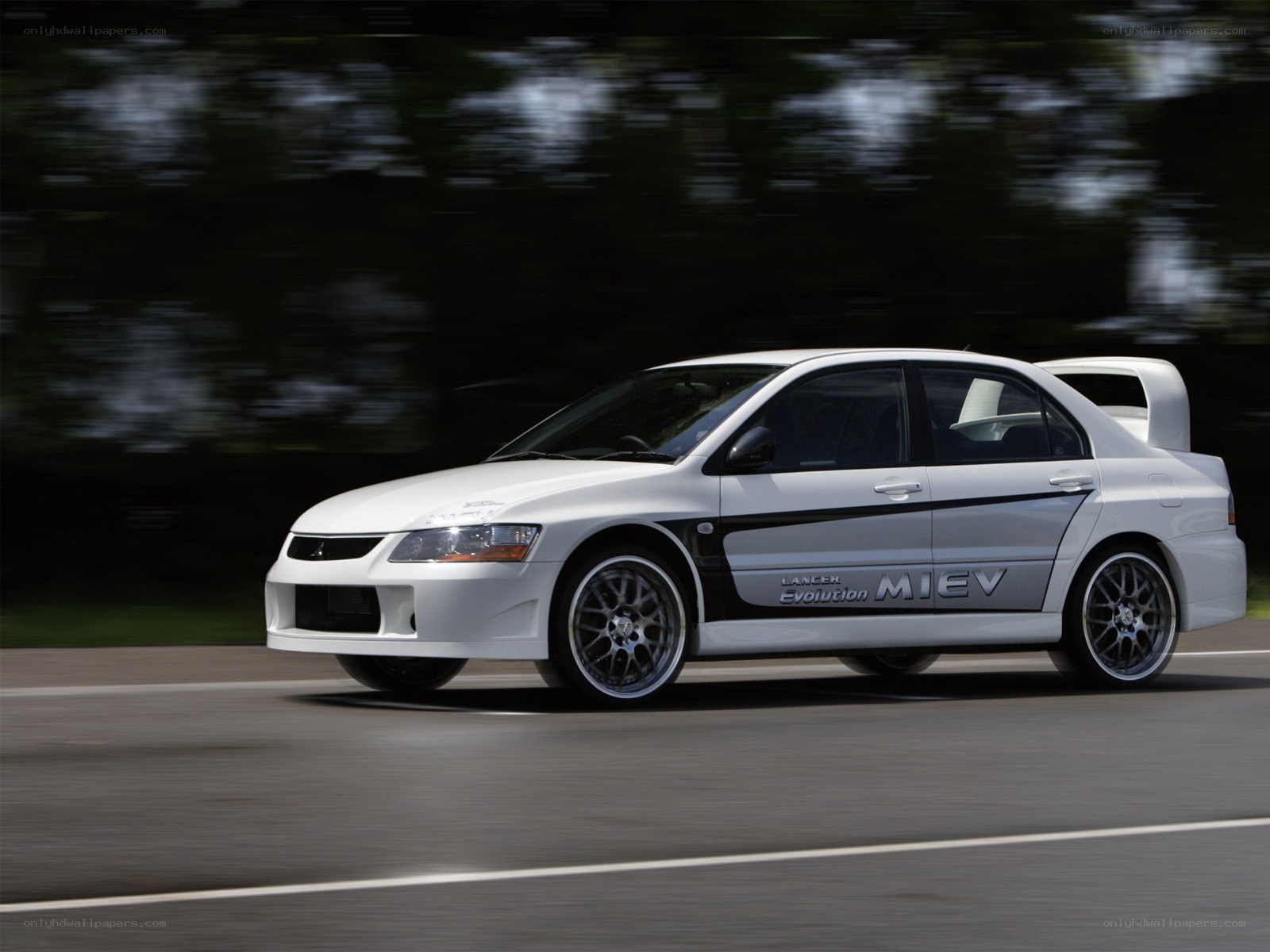 White Mitsubishi Lancer Evolution MIEV