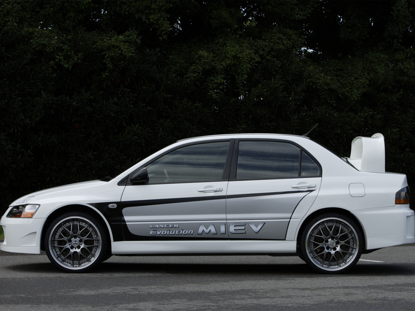 White Mitsubishi Lancer Evolution MIEV