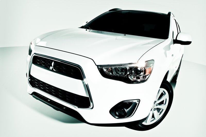 white mitsubishi suv