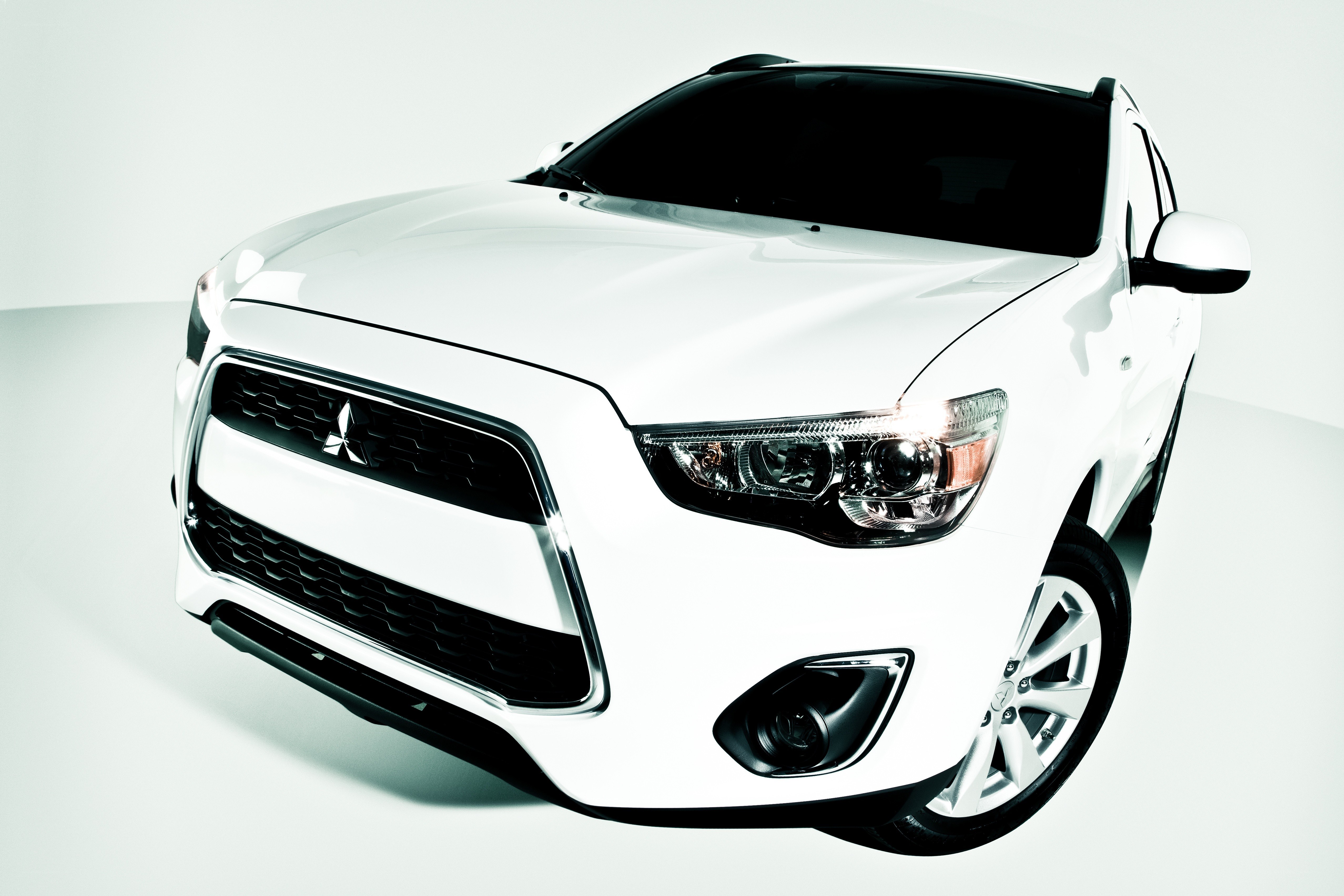white mitsubishi suv