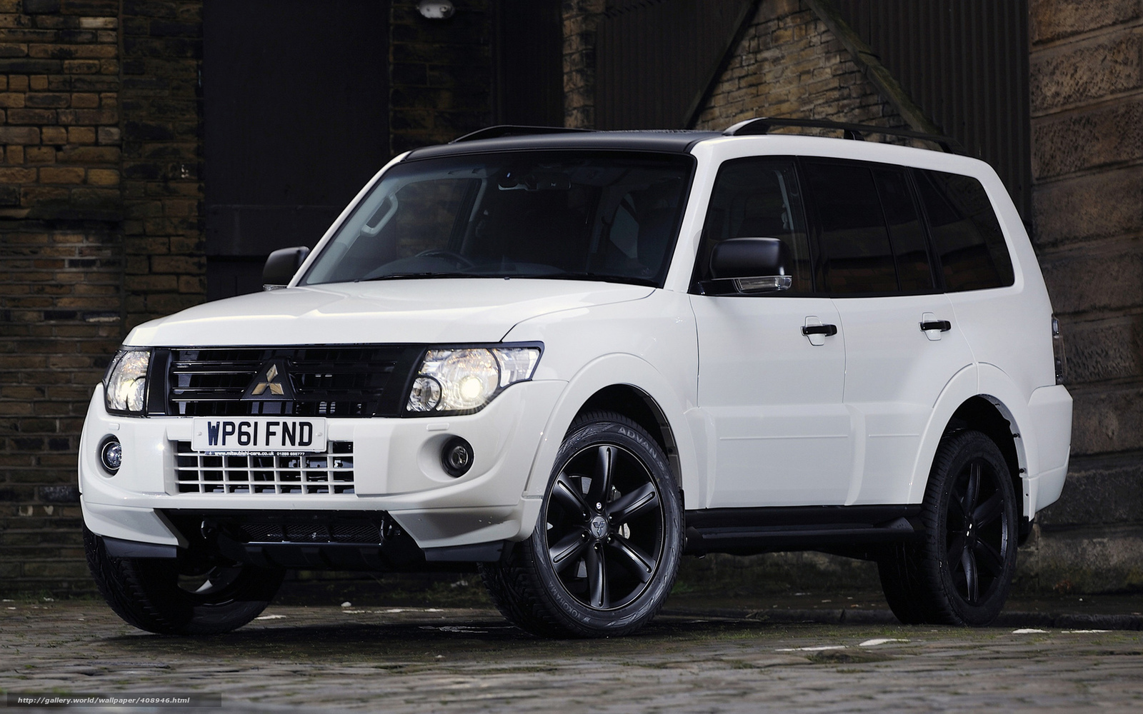 white mitsubishi suv