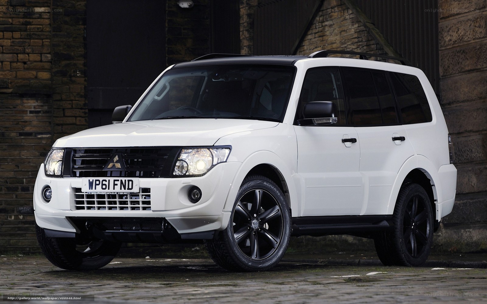 white mitsubishi suv