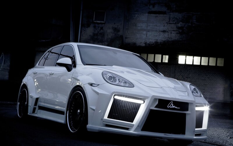 white modified sports utility vehicle
