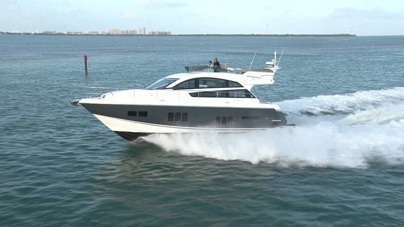 White Motor Yacht — Active