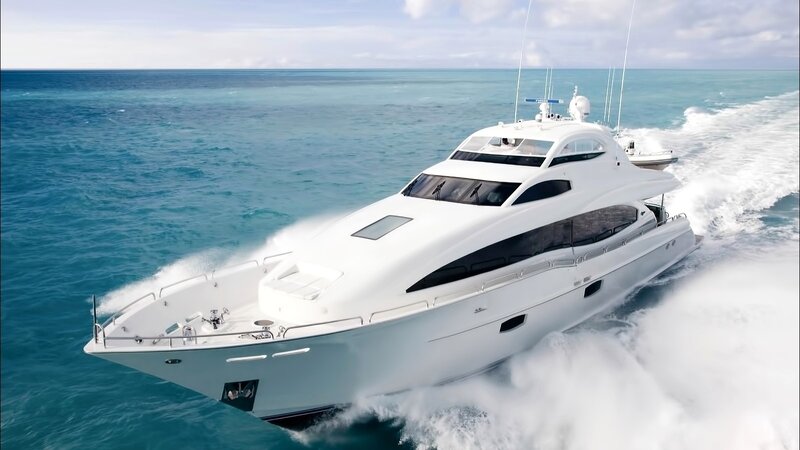 White Motor Yacht — Dynamic