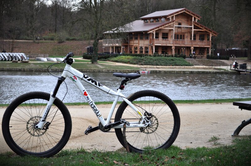 White mountain bike by a lake