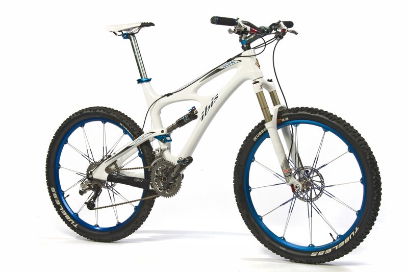 white mountain bike with blue wheels