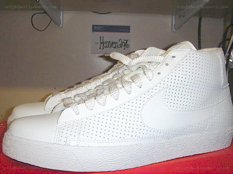 white nike blazer sneaker