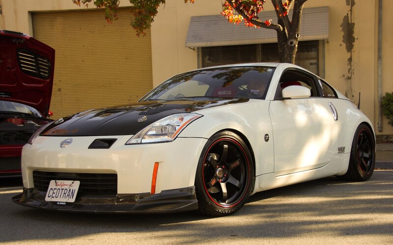 White Nissan 350Z with black hood