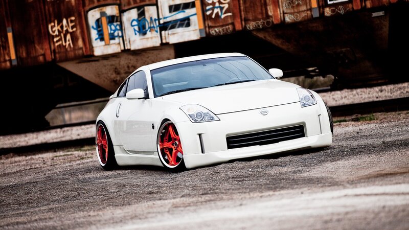 white nissan 350z with red wheels