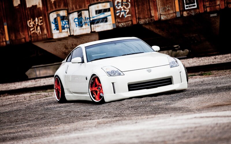 white nissan 350z with red wheels
