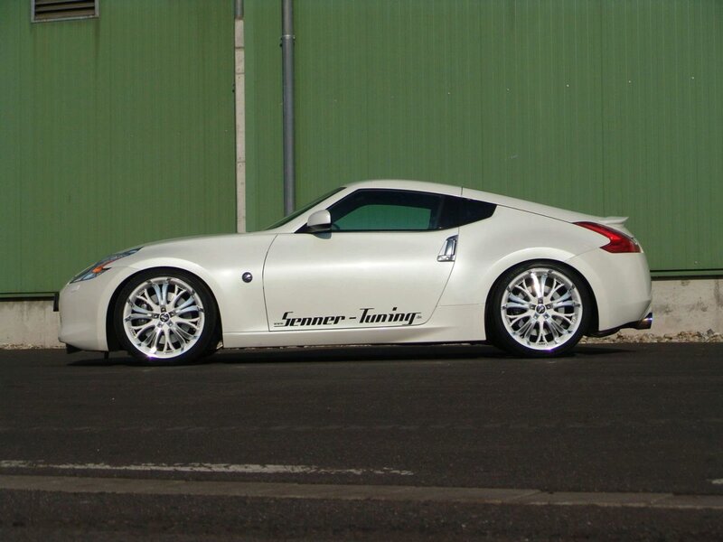 white nissan 370z sports car