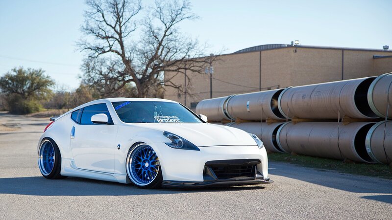 white nissan 370z with blue wheels