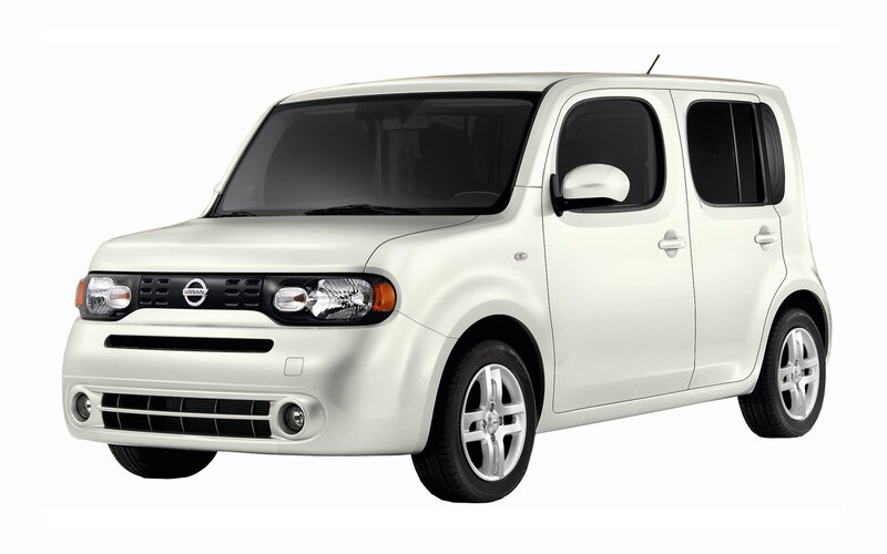 white nissan cube car
